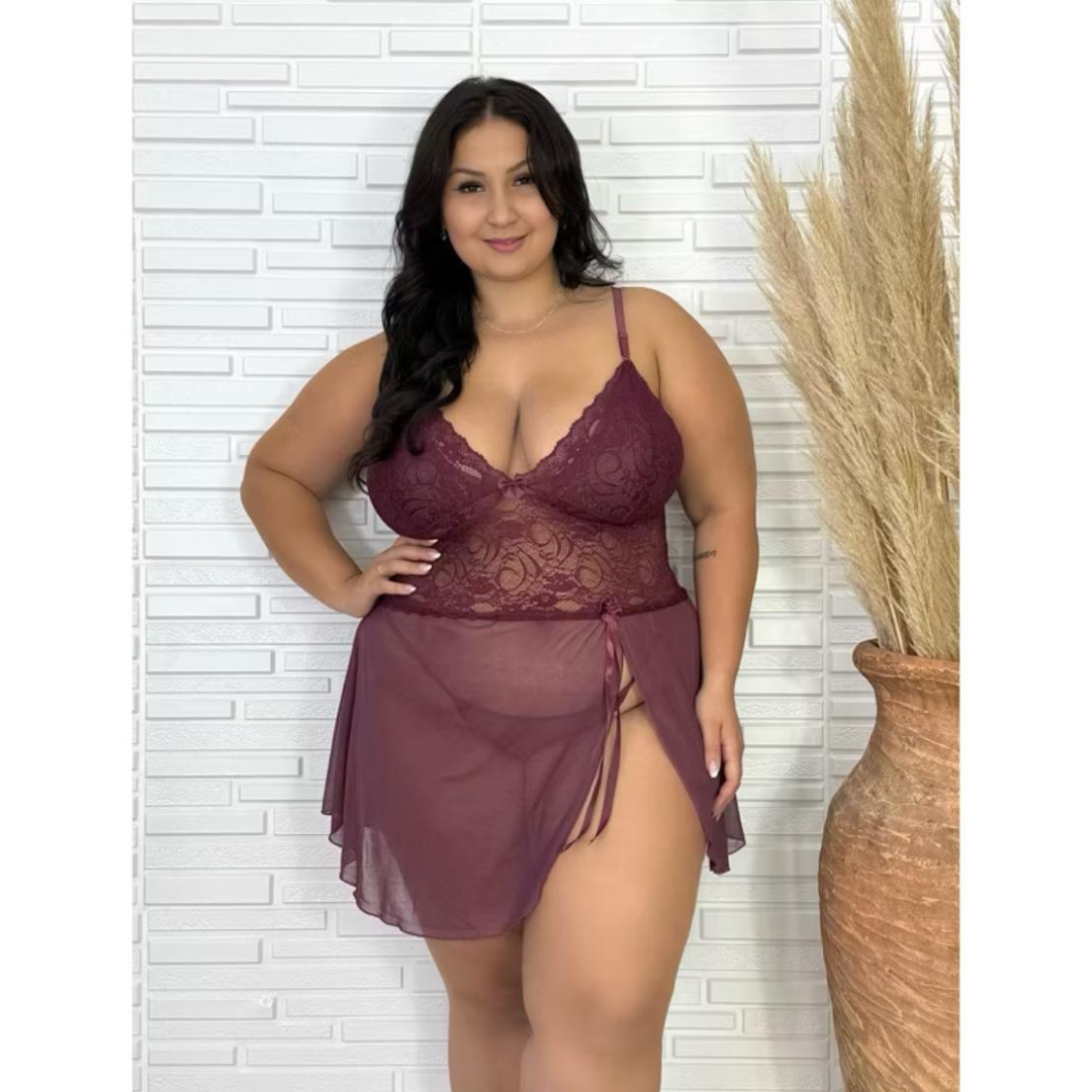 Camisola Plus em Tule com Fenda Sensual