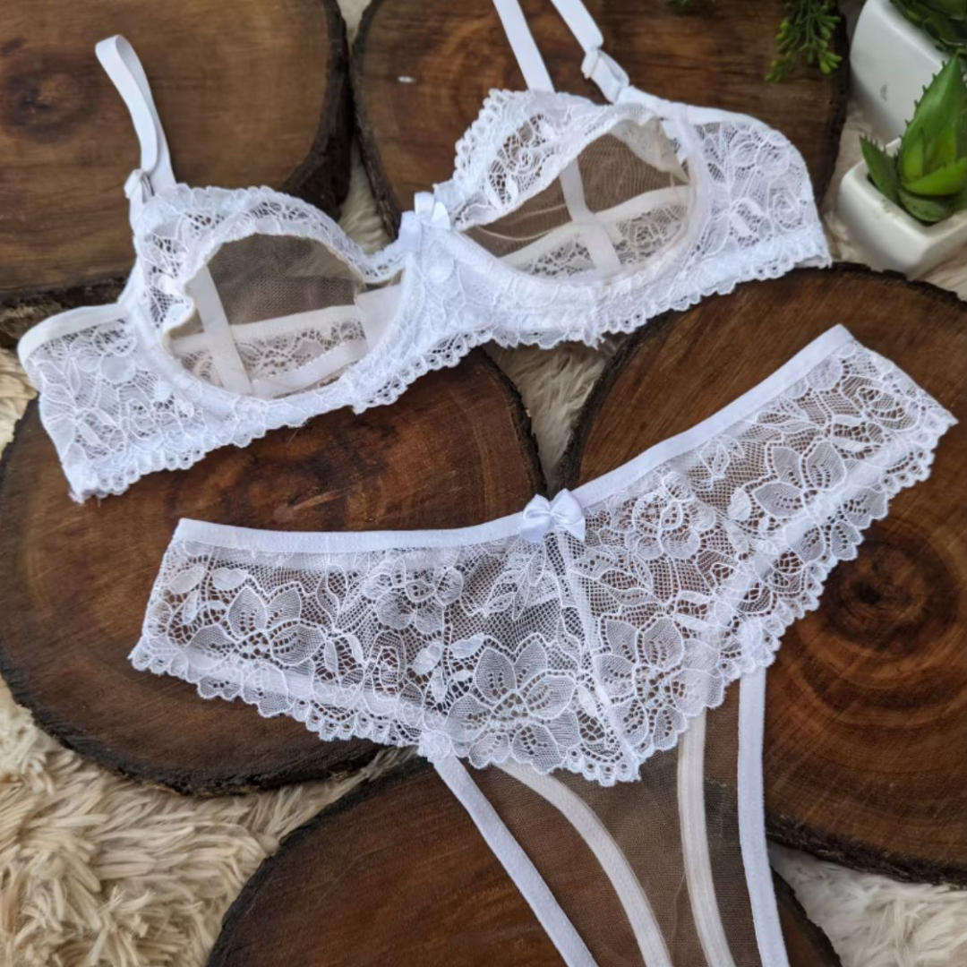 Conjunto em Tule Invisível com Sutiã e Calcinha Fio Dental