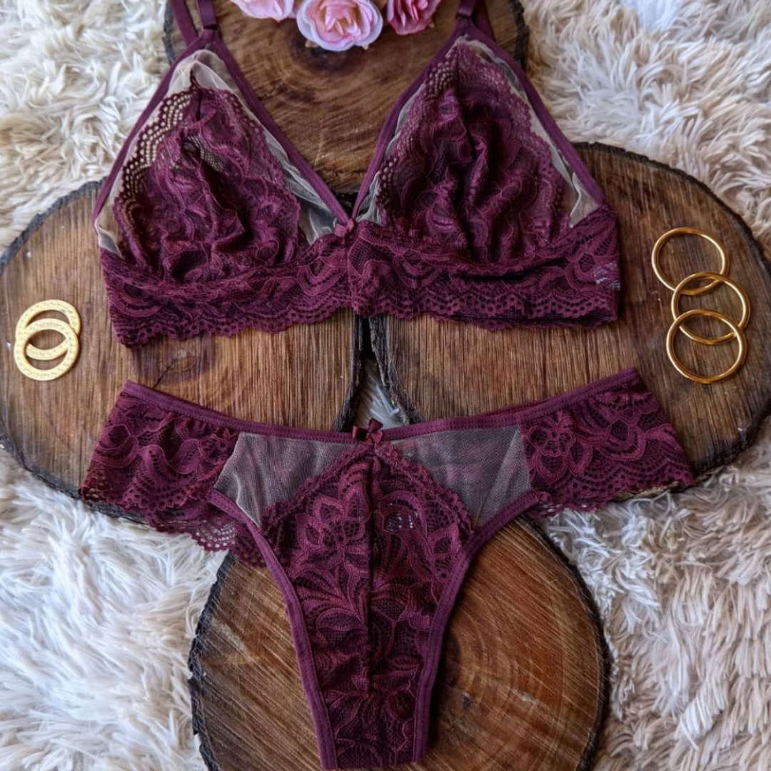 Conjunto de Lingerie sem Bojo com Tule Invisível e Calcinha Fio Dental em Renda