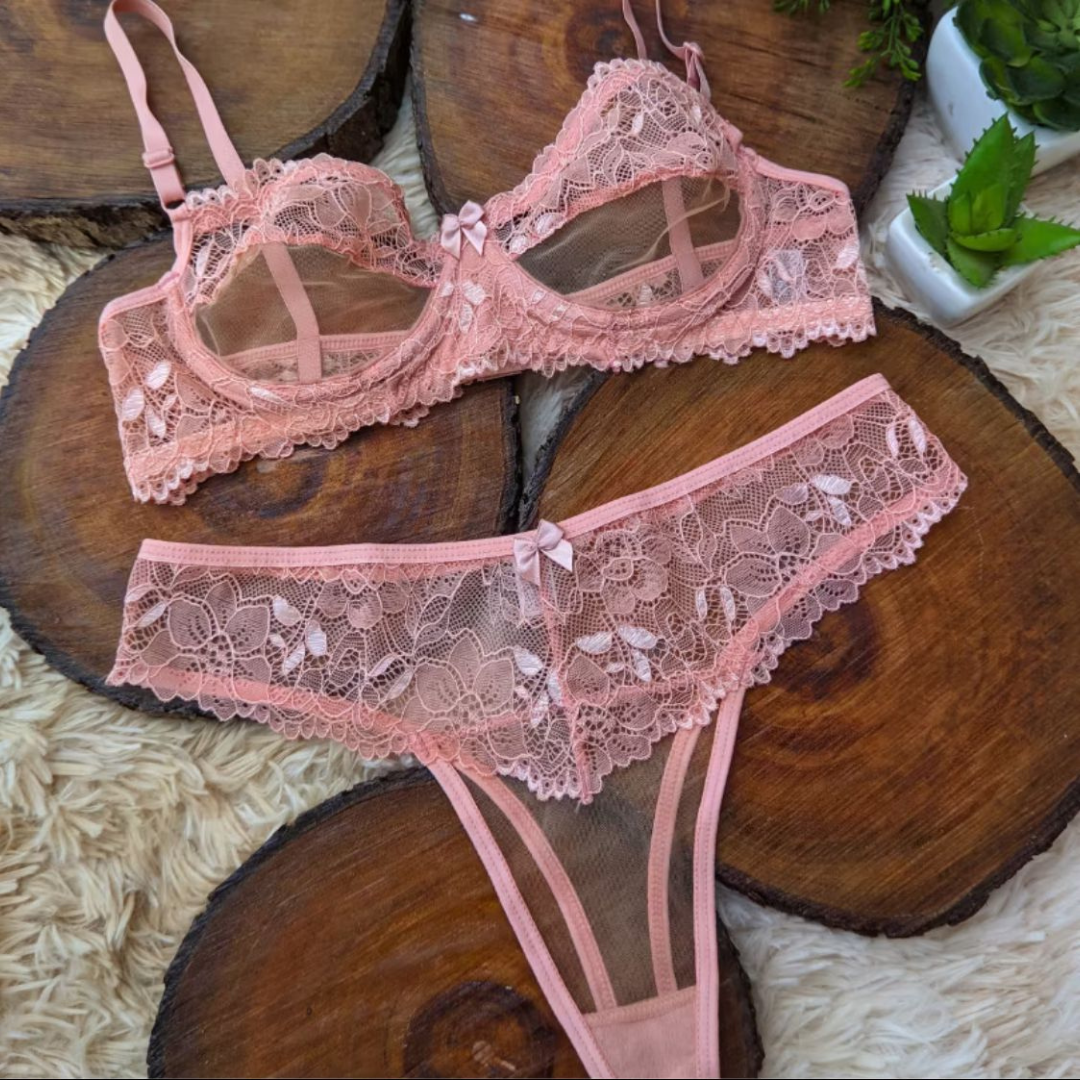 Conjunto em Tule Invisível com Sutiã e Calcinha Fio Dental