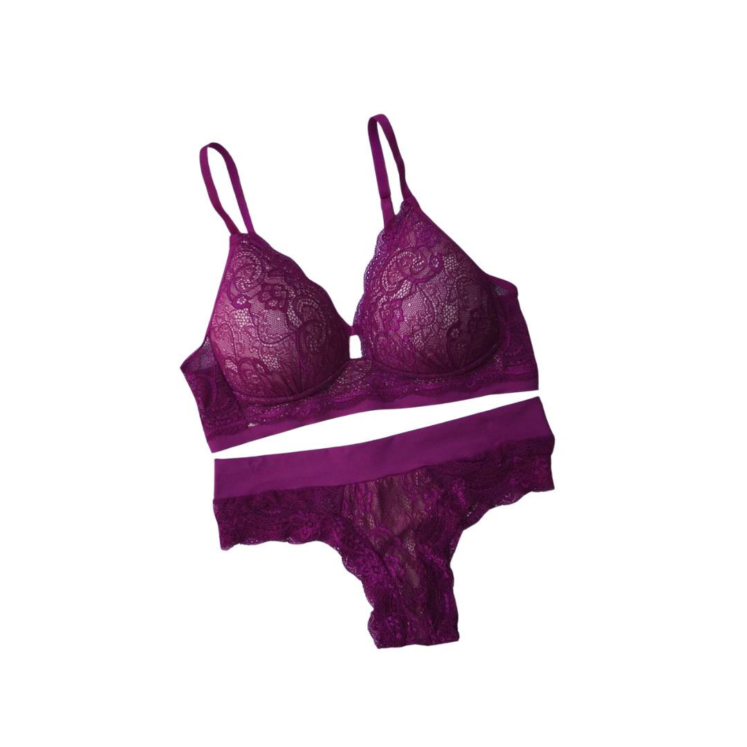 Conjunto em Renda com Sutiã Sem Aro e Bojo Triângulo