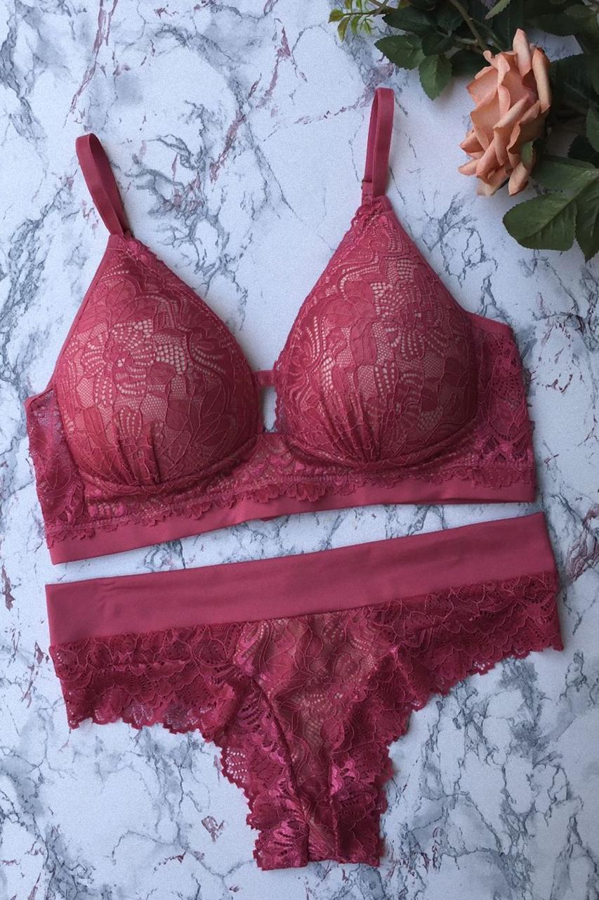 Conjunto em Renda com Sutiã Sem Aro e Bojo Triângulo